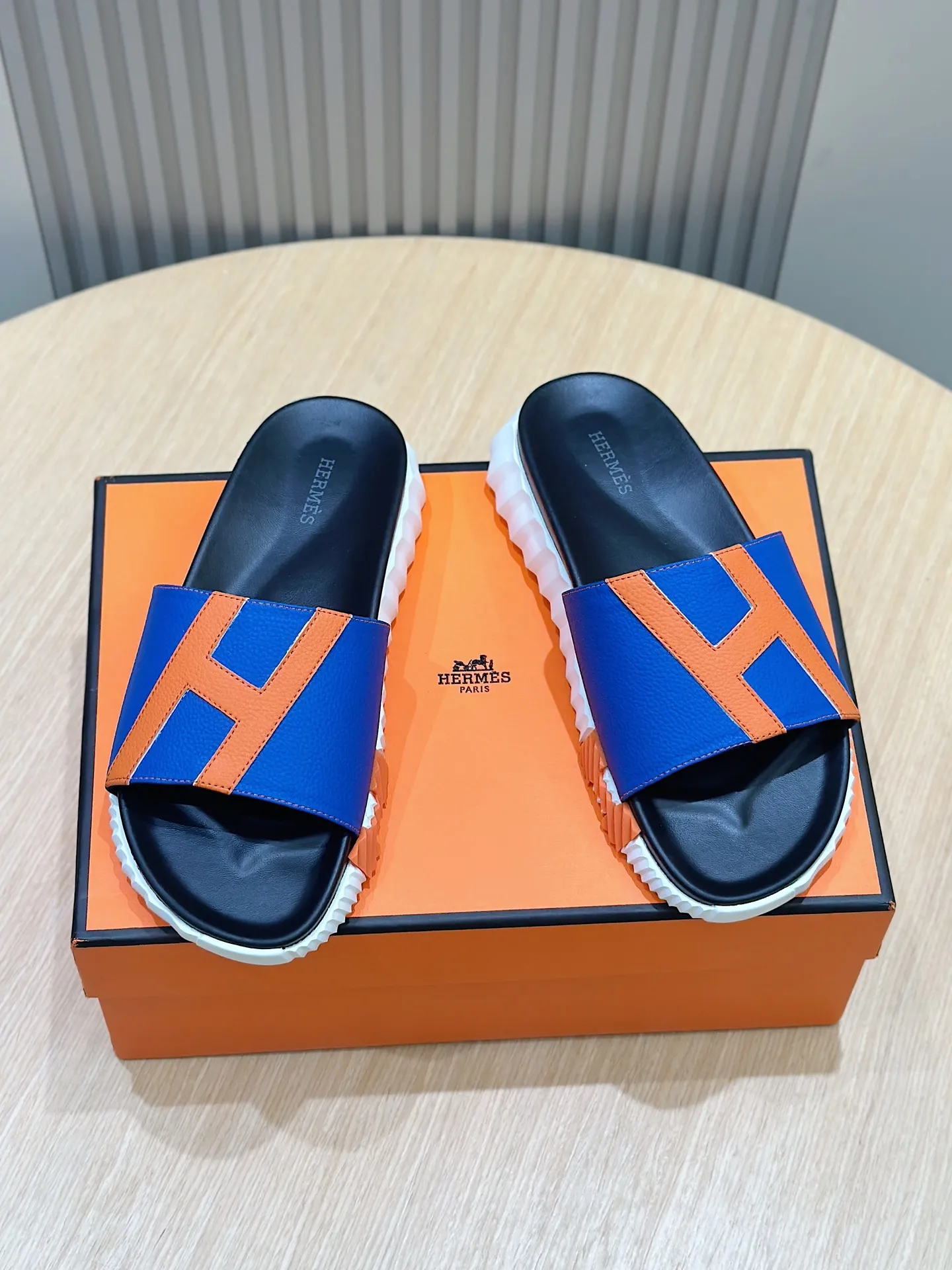 Factory price: 360💰Hermès [HERMÈS] Top Herme*H Home Hermès Men's Sandals and Slippers-Original Reproduction. Purchase the original version and make it one to one. The outsole is privately molded. The color of the outsole corresponding to each color is the same as the original version. Come to those who know the stuff 💪 The ultra-light soles are designed in contrasting colors, and they feel so comfortable on your feet! Calfskin, cowhide feet, private model outsole. Size: 39-44 (customized at 38.45)